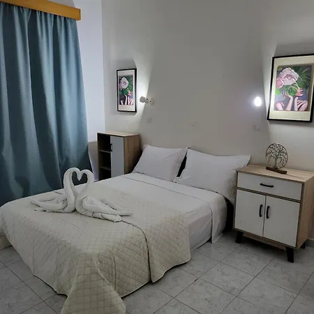 Pyrgos Aparthotel 3*