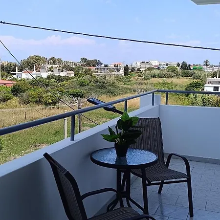 Pyrgos アパートホテル クレマスティ