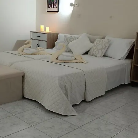Pyrgos Apart Otel 2*